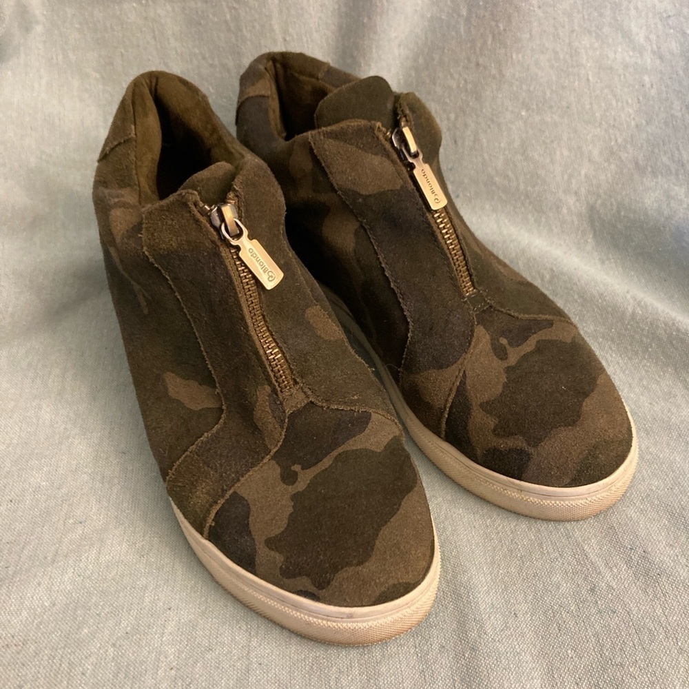 Blondo Glenda Suede Waterproof Wedge Sneakers in Green Camo - Picture 12 of 12